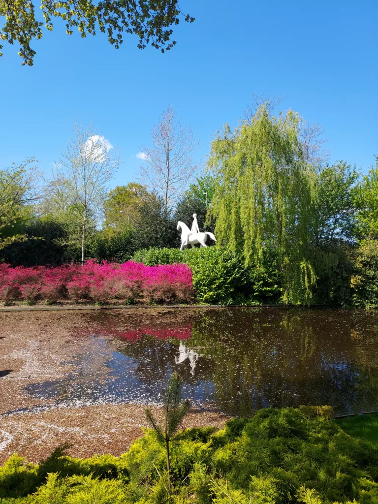 Image d'un lac avec statue en fond d'un cheval monté