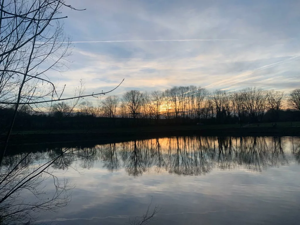 Image d'un lac au couché du soleil
